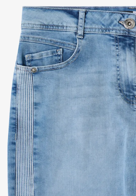 Weit geschnittene verkürzte Streifen-Jeans