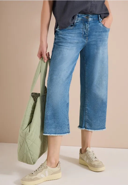 Hellblaue Culotte mit weitem Bein