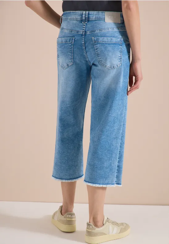 Hellblaue Culotte mit weitem Bein