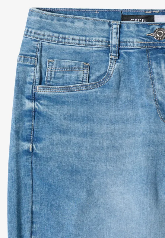 Hellblaue Culotte mit weitem Bein
