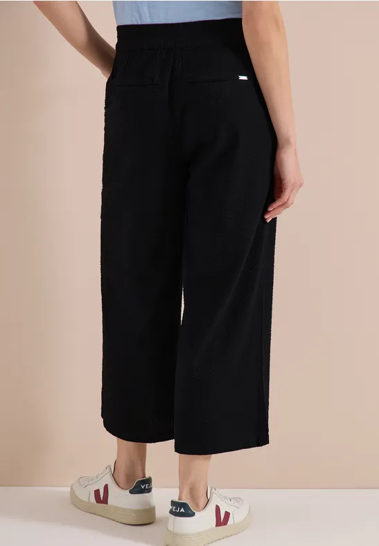Gekürzte Seersucker-Hose mit weitem Bein