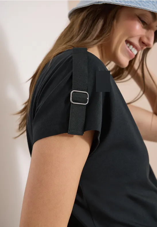 Kurzarmshirt mit dekorativem Schnallendetail