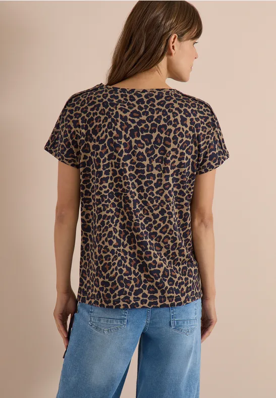 T-Shirt mit U-Boot-Ausschnitt und Leoprint