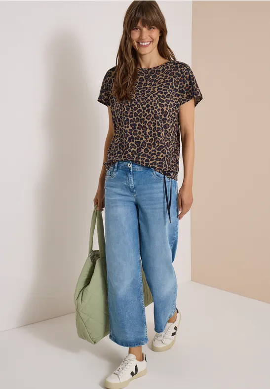 T-Shirt mit U-Boot-Ausschnitt und Leoprint