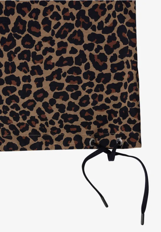 T-Shirt mit U-Boot-Ausschnitt und Leoprint