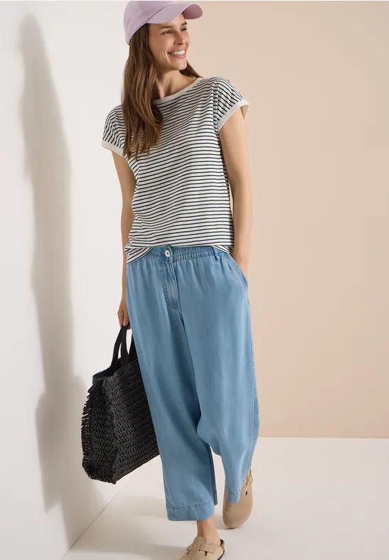 Gestreiftes T-Shirt mit U-Boot-Ausschnitt