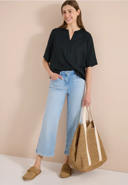 Minimalistische Kurzarmbluse mit Split-Neck