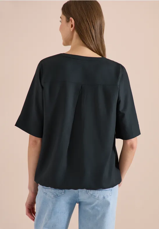 Minimalistische Kurzarmbluse mit Split-Neck