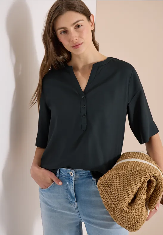Minimalistische Kurzarmbluse mit Split-Neck