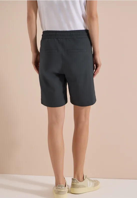 Locker geschnittene Shorts mit geradem Bein