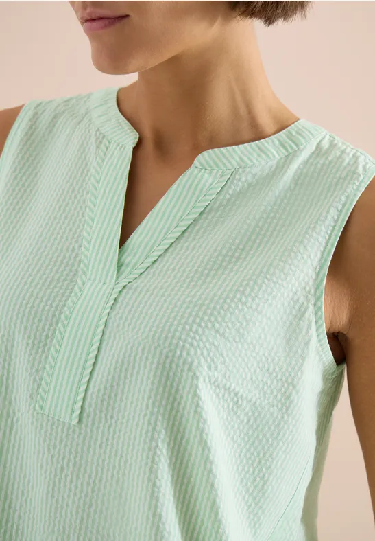Ärmellose Seersucker-Bluse mit Split-Neck