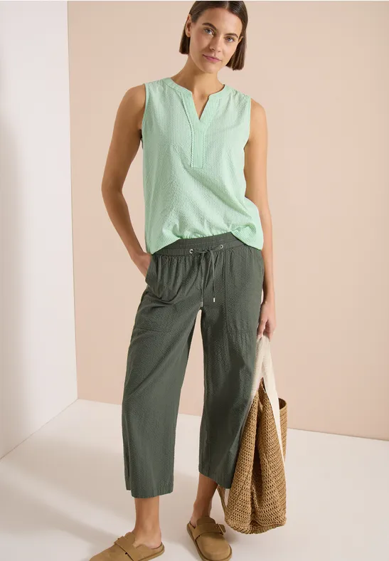 Ärmellose Seersucker-Bluse mit Split-Neck