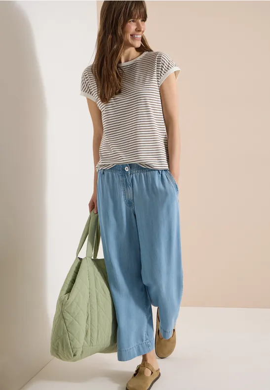 Gestreiftes T-Shirt mit U-Boot-Ausschnitt