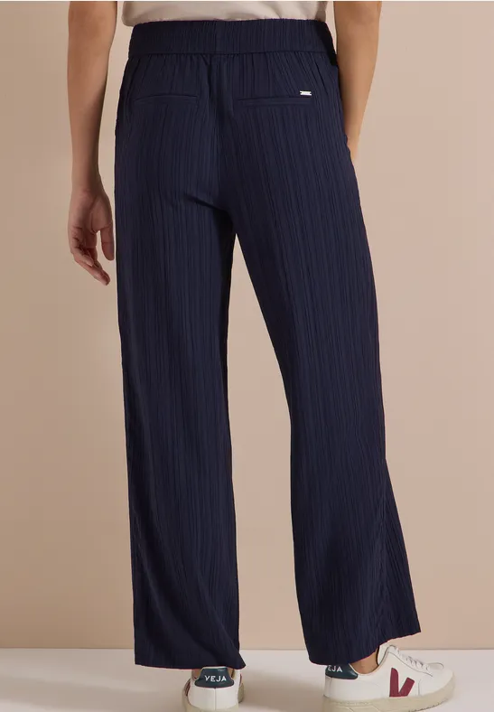 Strukturierte Hose mit weitem Bein