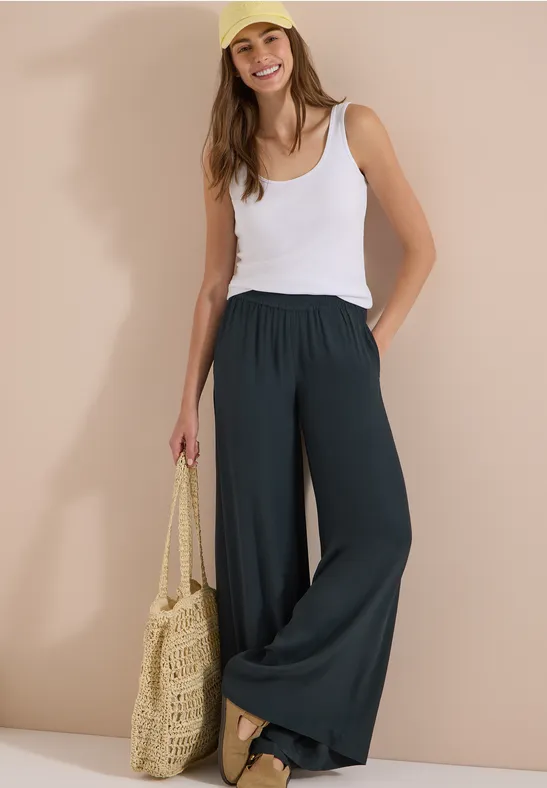 Fließende High-Waist-Hose mit weitem Bein