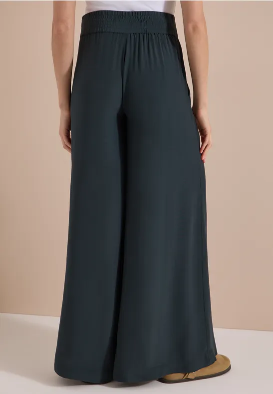 Fließende High-Waist-Hose mit weitem Bein