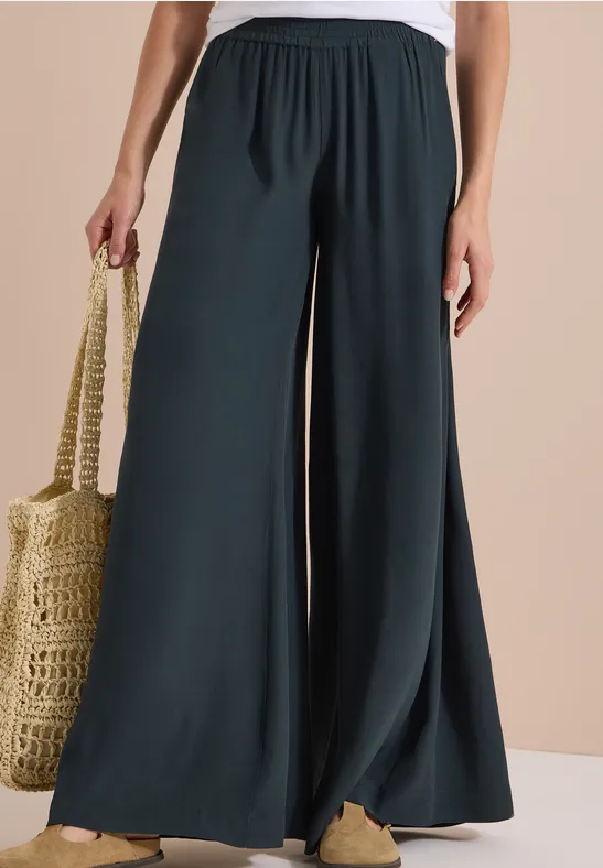 Fließende High-Waist-Hose mit weitem Bein