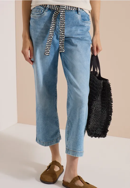 Weite 7/8 Jeans mit Gürtel