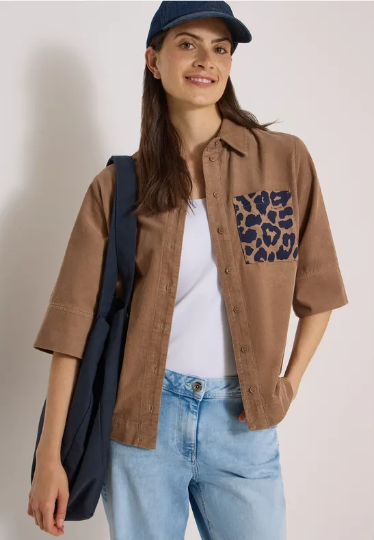 Kurzarm-Cordbluse mit Leoparden-Brusttasche