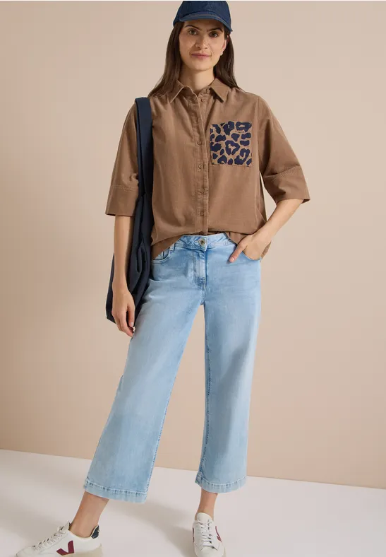 Kurzarm-Cordbluse mit Leoparden-Brusttasche