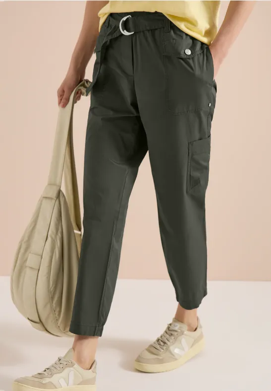 Schmale Utility-Hose im Cargo-Stil