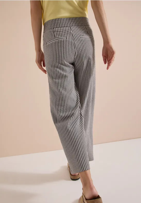 Gestreifte Seersucker-Hose mit weitem Bein