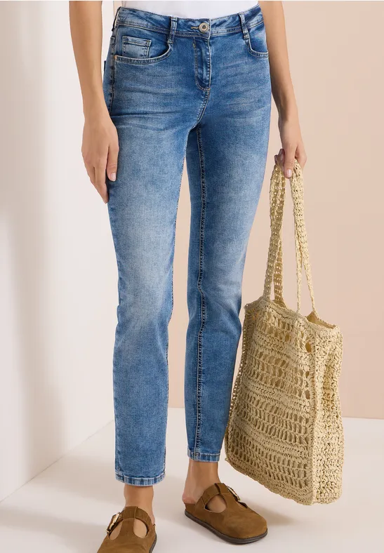Slim-Fit High-Waist Jeans