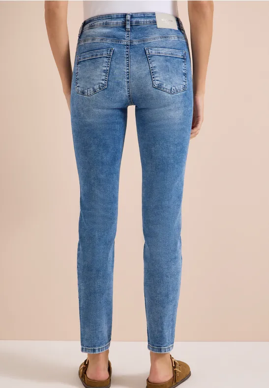 Slim-Fit High-Waist Jeans