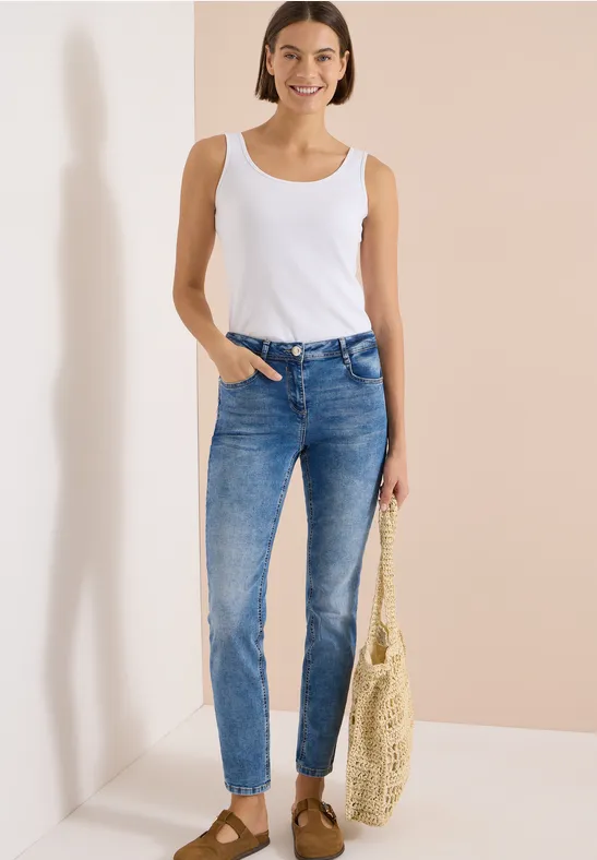 Slim-Fit High-Waist Jeans