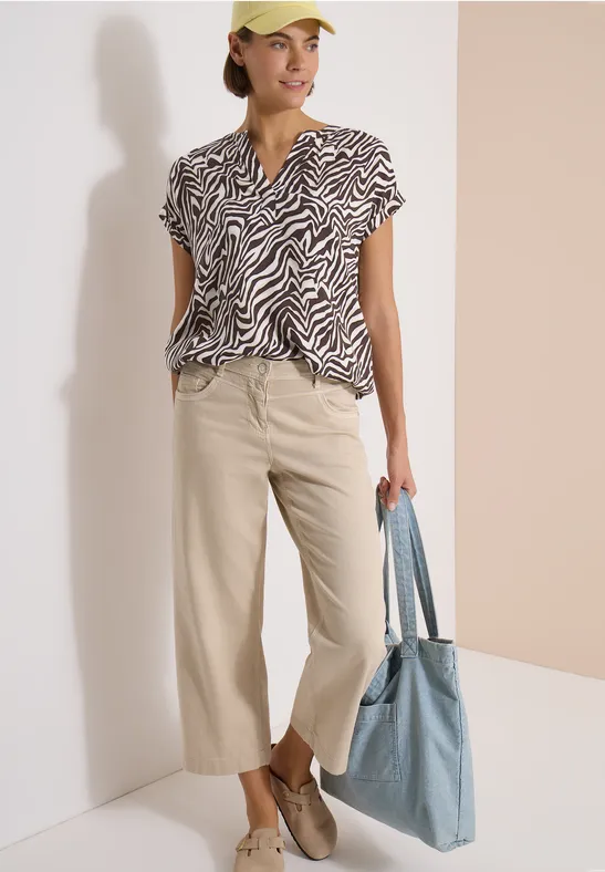 Bluse mit abstraktem Zebramuster und Split-Neck