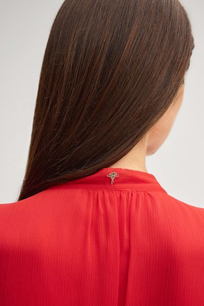 Elegantes Lagenkleid mit Schluppenkragen