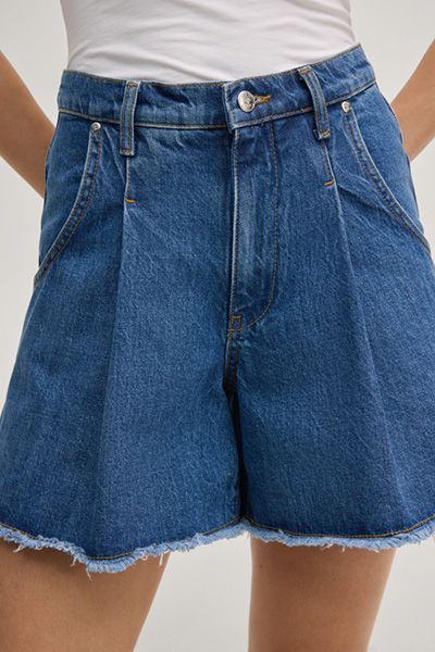 High-Waisted Jeans-Shorts mit Bundfalten