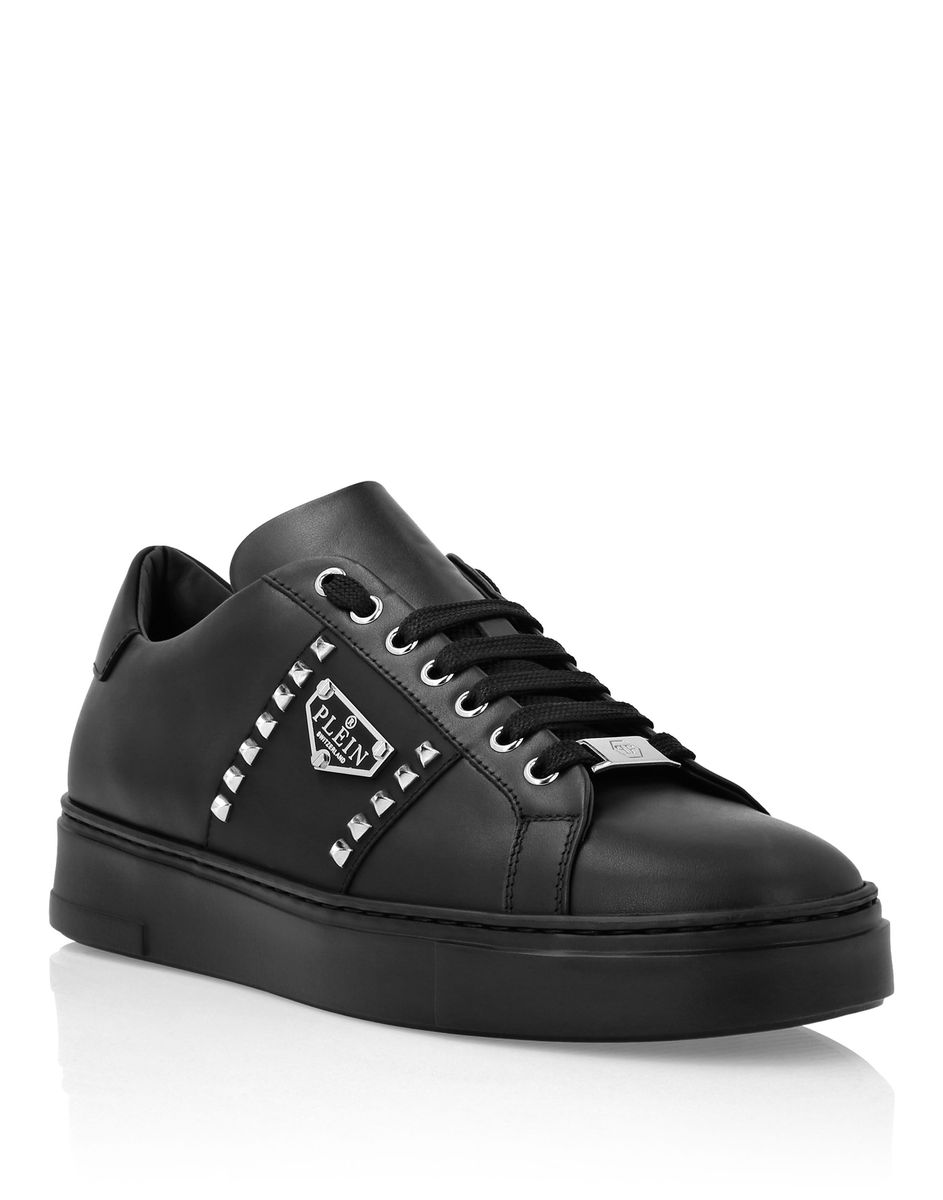 Leder-Plateausneaker mit Nietenbesatz
