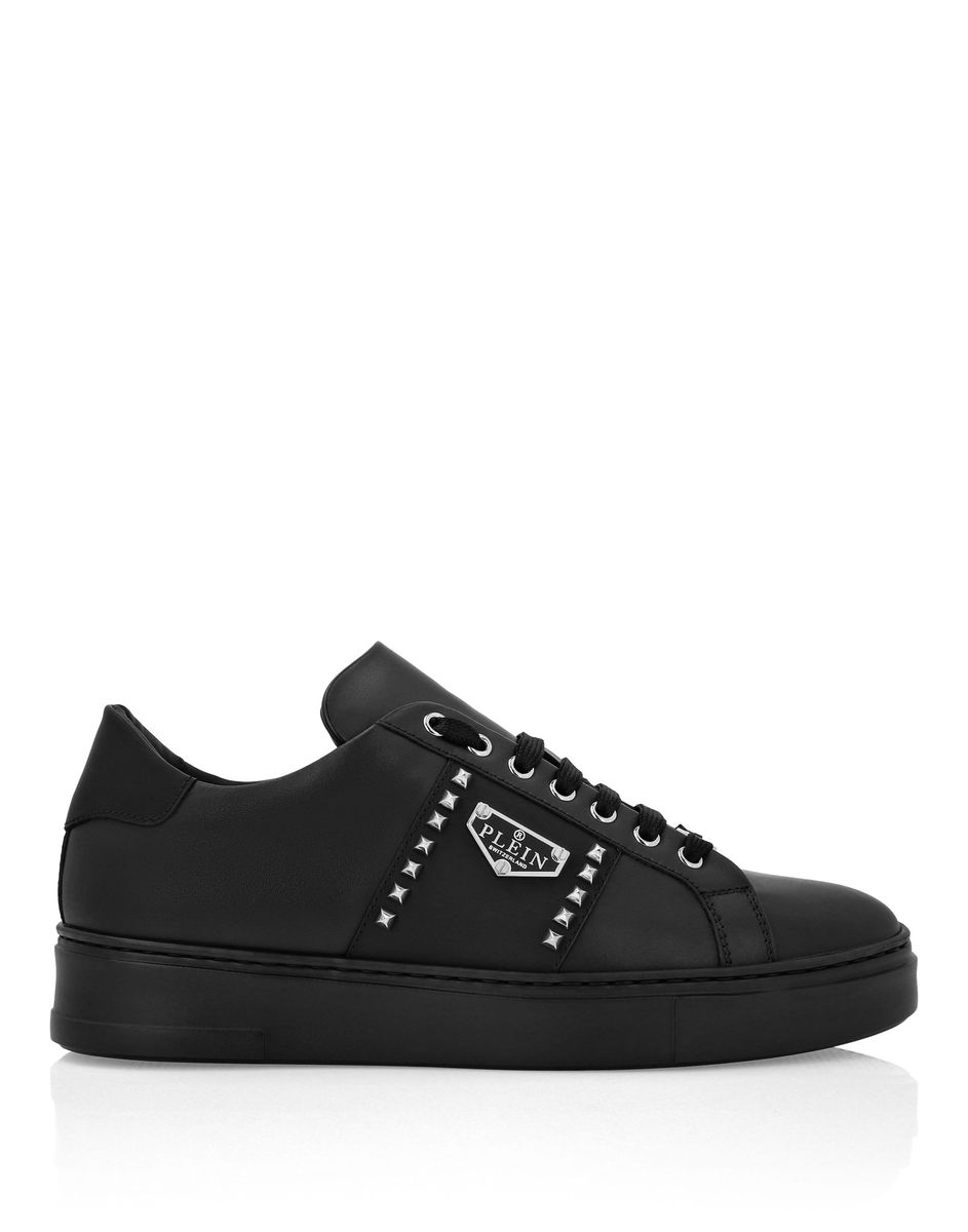 Leder-Plateausneaker mit Nietenbesatz