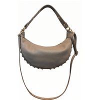 Nietenbesetzte halbrunde Ledertasche