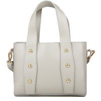 Lederhandtasche mit Nietenverzierung