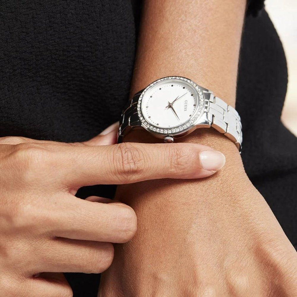 Elegante silberne Uhr mit Kristalllünette