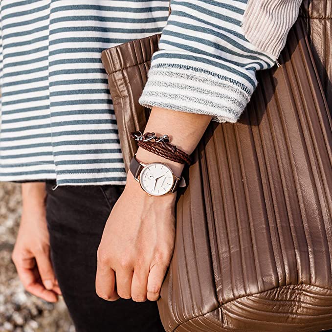 Klassische minimalistische goldfarbene Armbanduhr