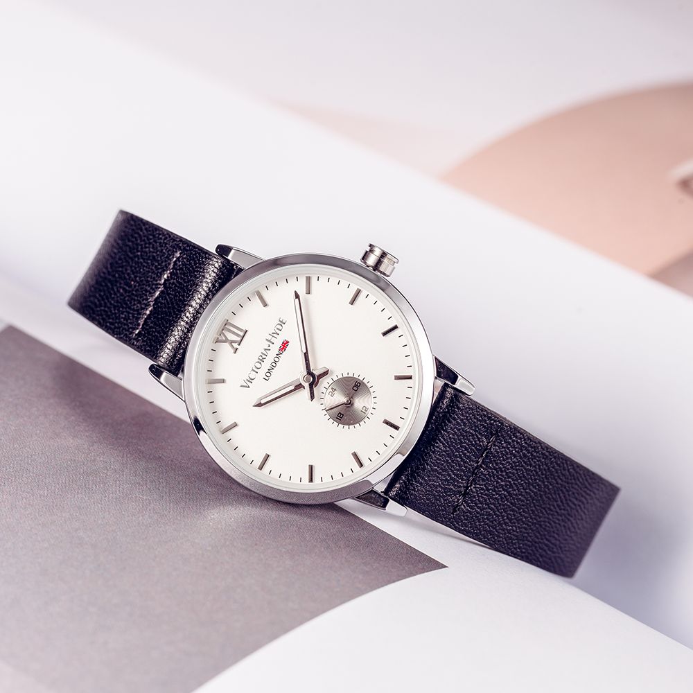 Klassische silberne Uhr mit Lederarmband