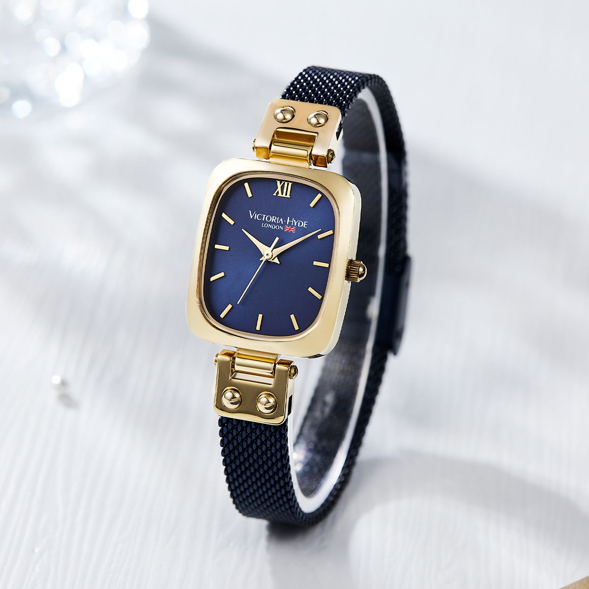 Klassische Mesh-Armbanduhr mit Kissengehäuse