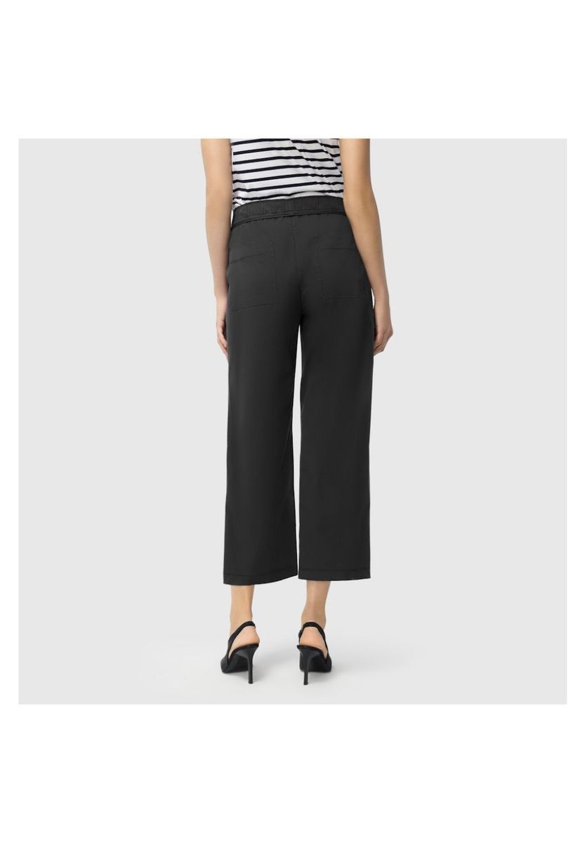 Weite verkürzte Hose mit Bindegürtel