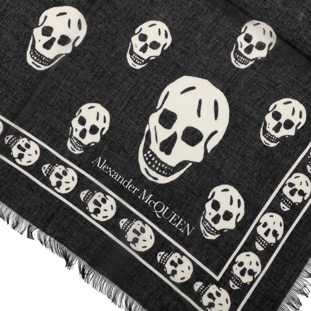 Ikonischer Totenkopfschal aus Modal-Seide