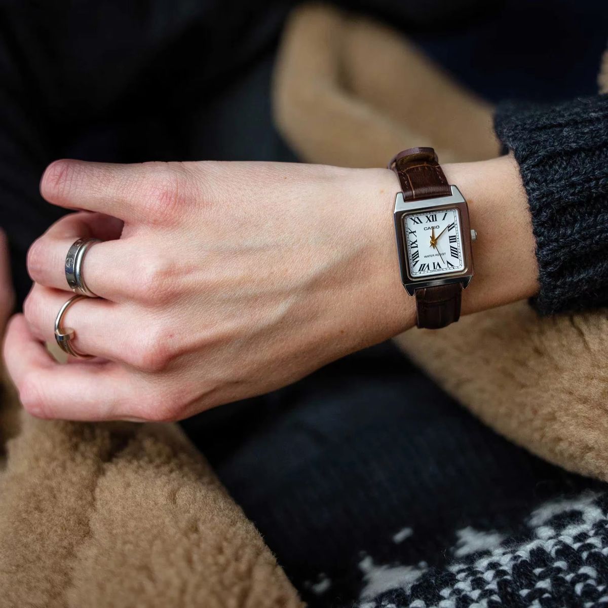 Rechteckige Lederarmbanduhr mit Römischen Ziffern