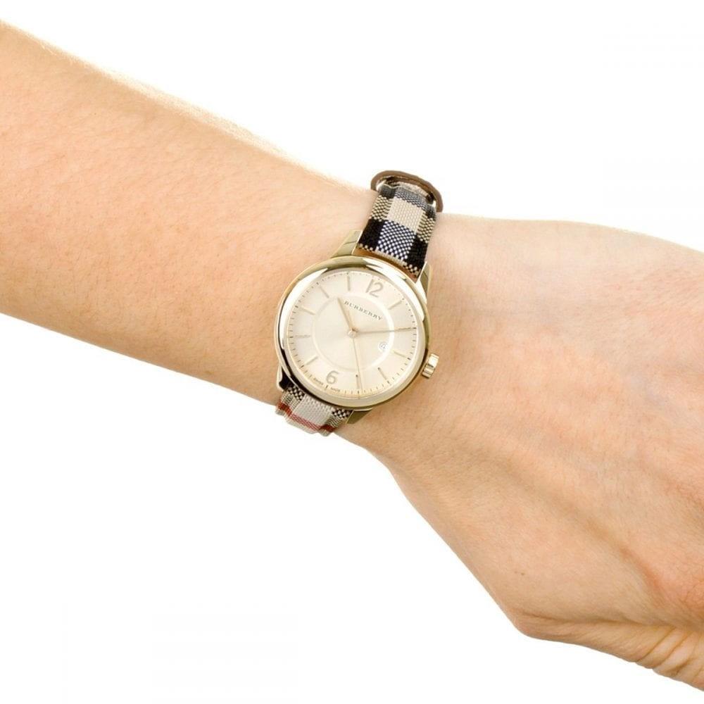 Armbanduhr mit charakteristischem Karomuster