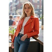 Kurze Lederjacke im Brando-Stil