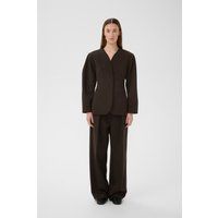 Minimalistischer kragenloser taillierter Blazer