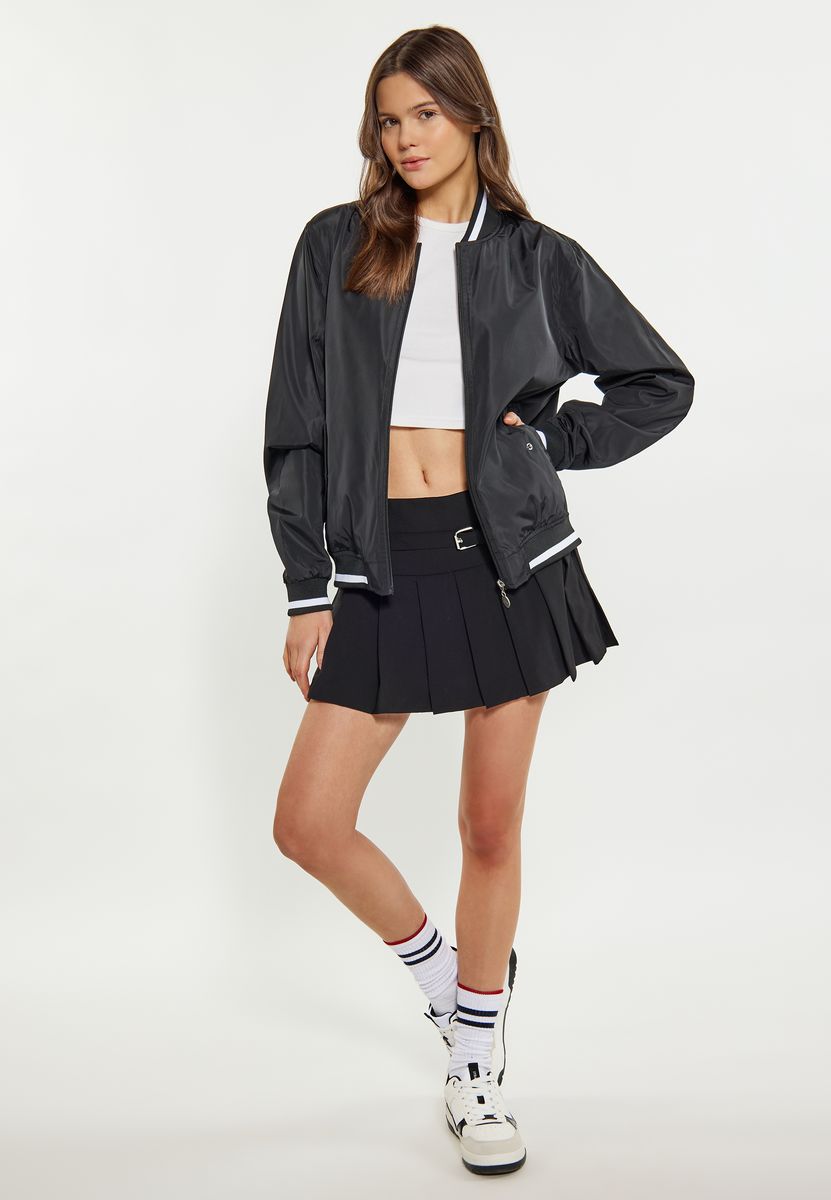 Elegante Bomberjacke mit gestreiften Bündchen