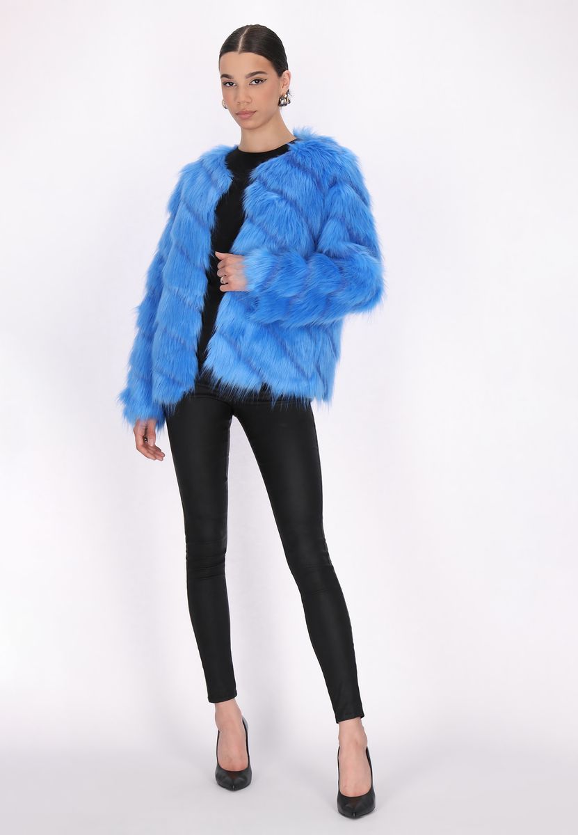 Elegante gestreifte Kunstpelzjacke