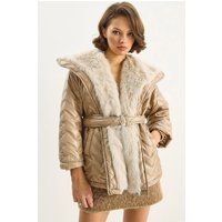 Steppjacke mit Kunstfell und Gürtel