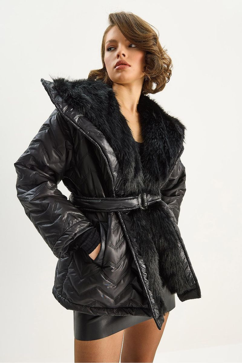 Chevron-Pufferjacke mit Kunstfellbesatz